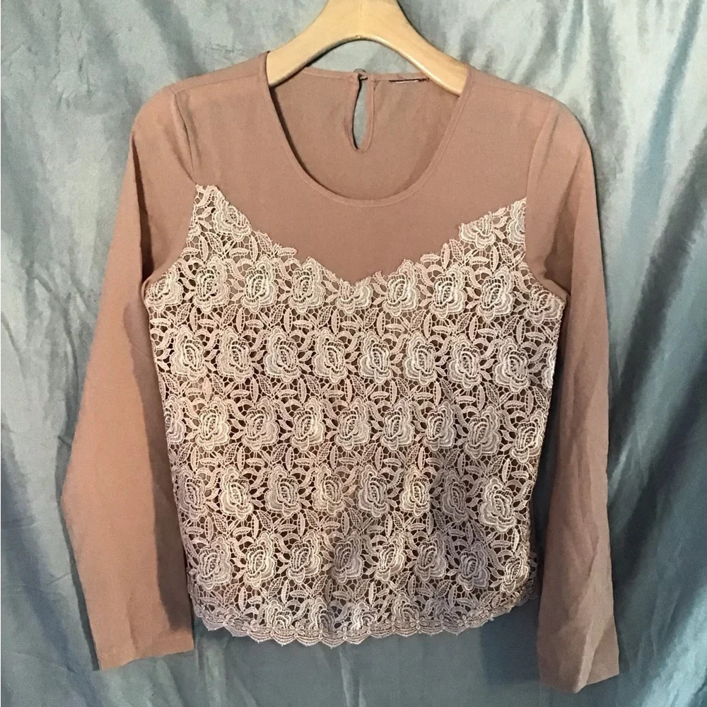 Beautiful top size small. ( Bag I )